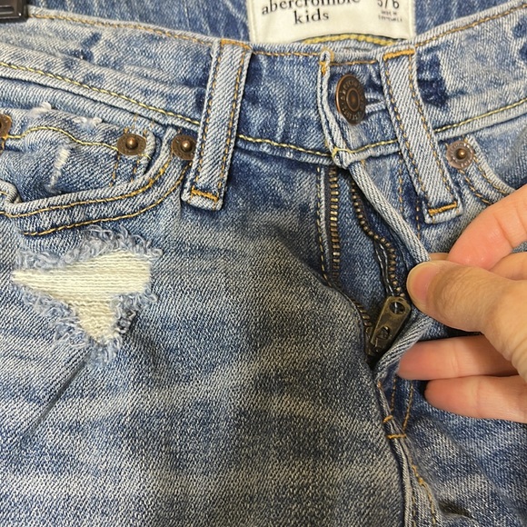 Abercrombie Kids 5/6 short distress jeans - Picture 5 of 9